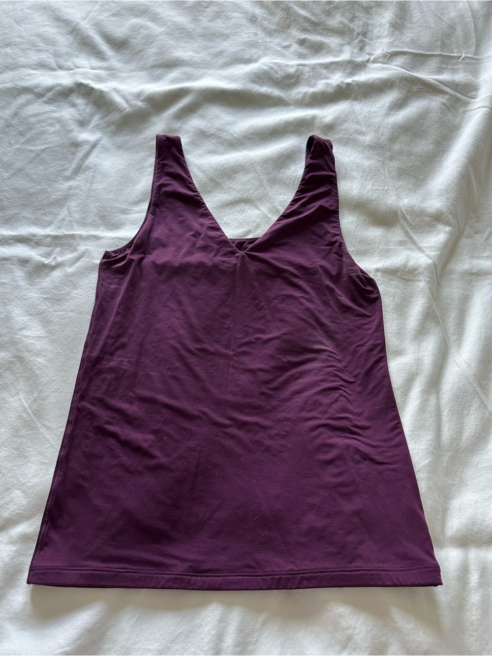 White House Black Market Sleeveless V-Neck Women's Tank Top in Plum/Deep Purple